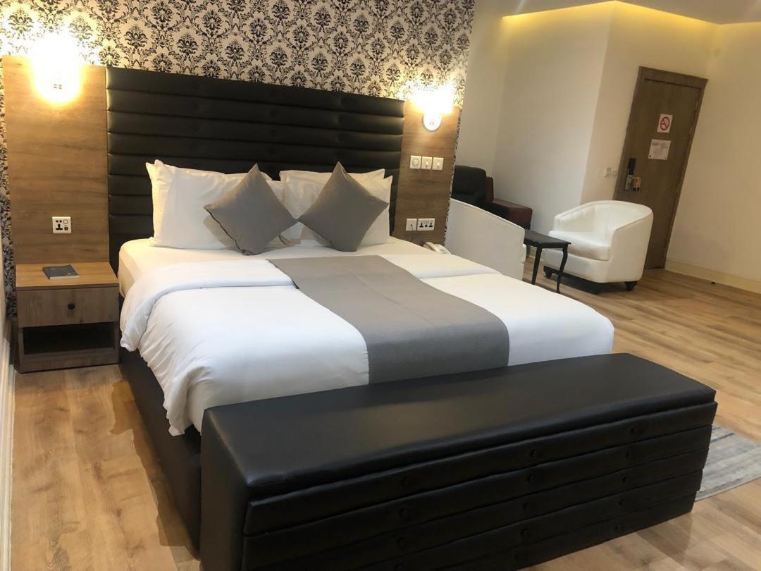 Crownsville Hotel - Airport Road Порт-Харкорт Экстерьер фото