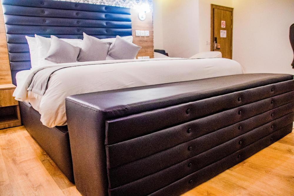 Crownsville Hotel - Airport Road Порт-Харкорт Экстерьер фото