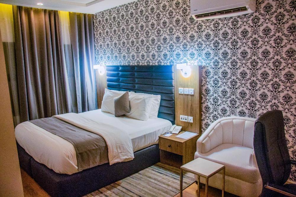 Crownsville Hotel - Airport Road Порт-Харкорт Экстерьер фото