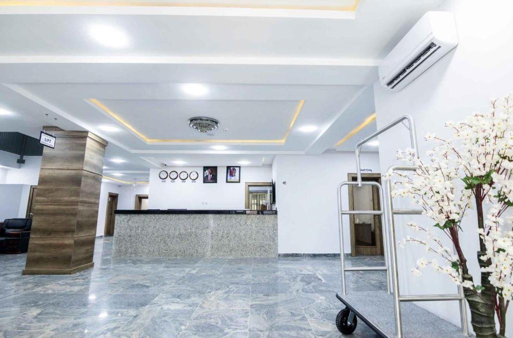 Crownsville Hotel - Airport Road Порт-Харкорт Экстерьер фото
